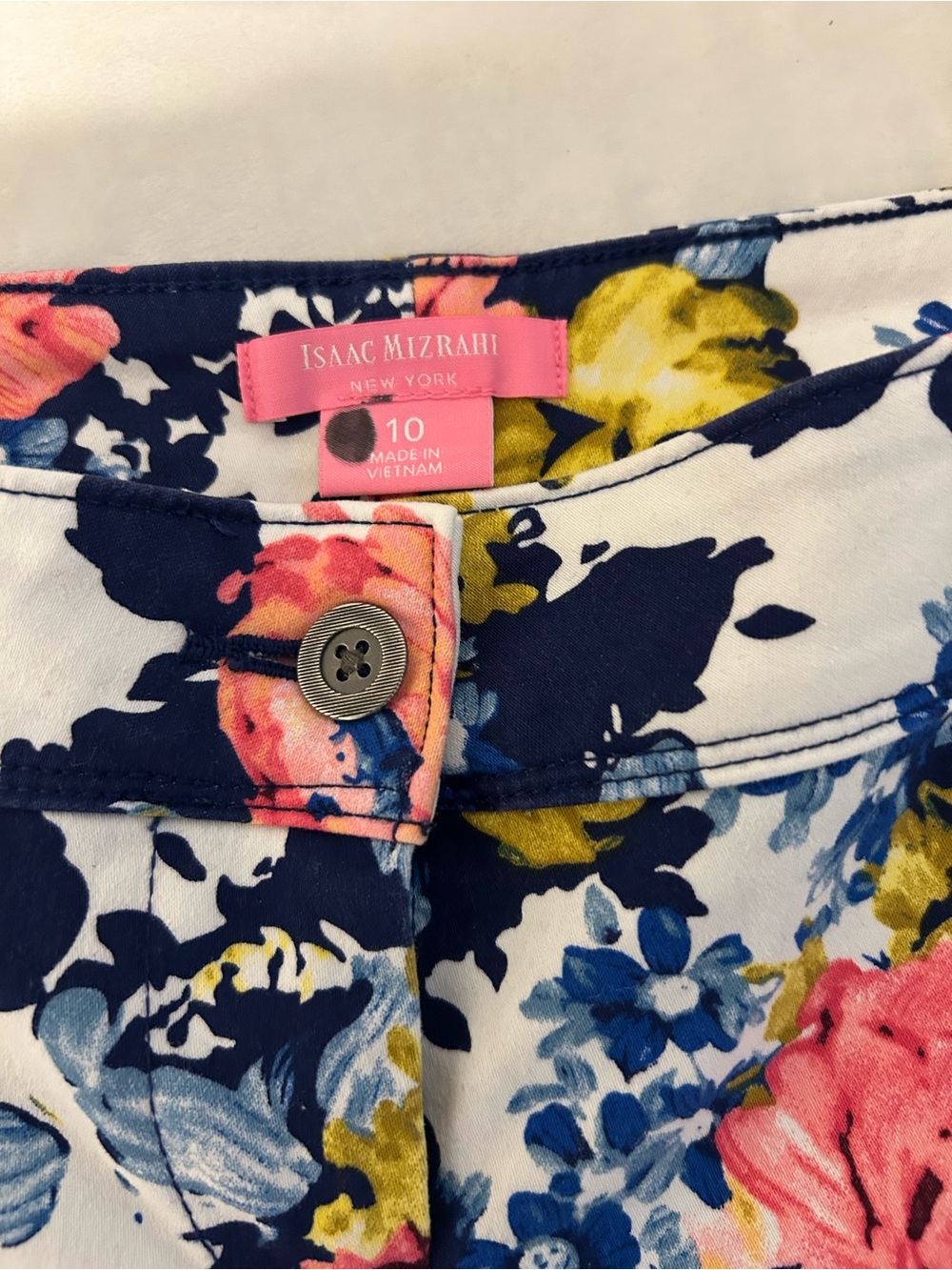 Isaac Mizrahi Floral Print Women’s Shorts - Navy, Pink & Yellow Size 10 - Picture 4 of 4